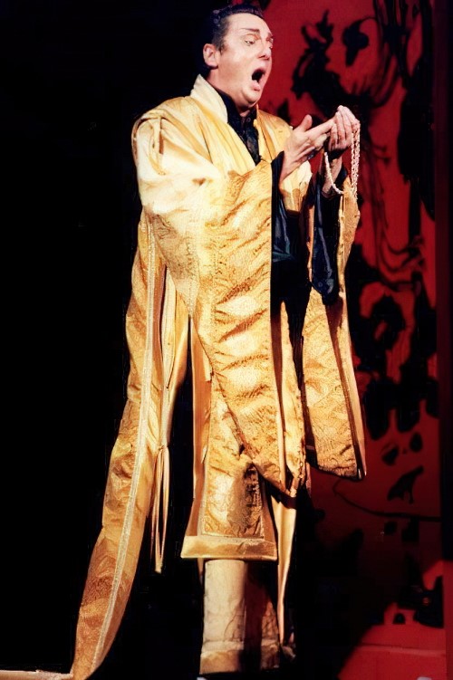 Miljenko Đuran kao Sou-Chong, Franz Lehár <em>Zemlja smiješka</em>, HNK u Osijeku, premijera 1998.