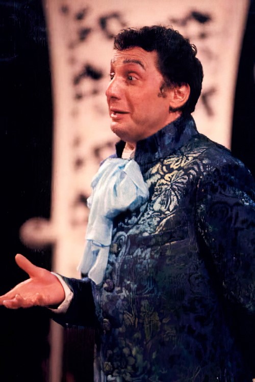 Miljenko Đuran kao Helinand, Zoran Juranić <em>Govori mi o  Augusti</em>,  HNK u Zagrebu, praizvedba 21. travnja 1999. Foto: Arhiv HNK-a Zagreb