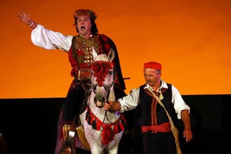 Mića/Ero – HNK Ivana pl. Zajca, Rijeka: Jakov Gotovac, Ero s onoga svijeta, dirigent Ivo Lipanović, redatelj Krešimir Dolenčić, 2009. – foto ustupila Matilda Rudec, e-rijeka.com