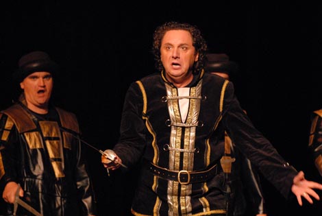 Manrico – SNP Novi Sad: Giuseppe Verdi, Trubadur, dirigentica Željka Milanović, redatelj Voja Soldatović, 2008., foto: Arhiva SNP-a Novi Sad