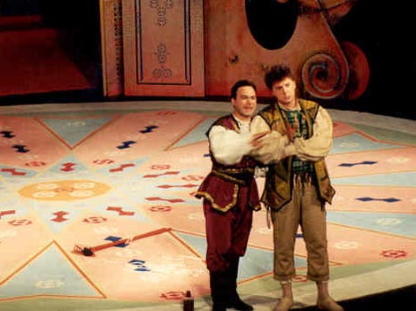 Živko Želev (Belmonte), Miljenko Đuran (Pedrillo) – debitantski nastup Miljenka Đurana 19. travnja 1991. – HNK u Osijeku: Wolfgang Amadeus Mozart, Otmica iz saraja, dirigent Zoran Juranić, redatelj Tomislav Durbešić, foto: Arhiv HNK-a Osijek