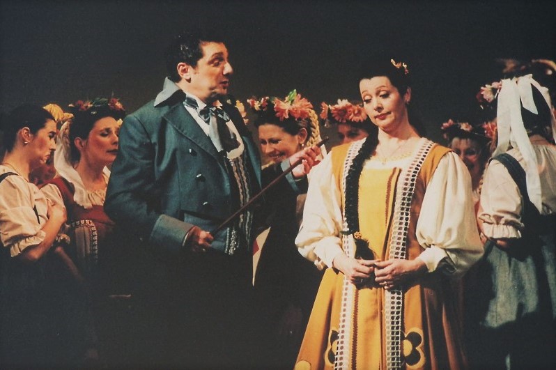 Miljenko Đuran (Aleksej), Mira Vlahović (Lizinka) i zbor Opere, Ivan pl. Zajc, <em>Lizinka</em>, HNK u Zagrebu, premijera 2003.