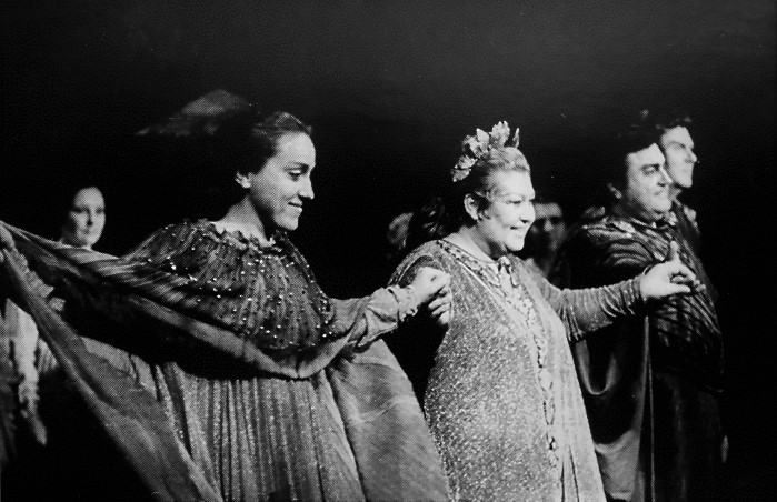 Dunja Vejzović (Adalgisa) i Ljiljana Molnar Talajić (Norma) i Viktor Bušljeta Vincenzo Bellini (Pollione), <em>Norma</em>, HNK u Zagrebu, 4. listopada 1980. (naklon nakon premijere)