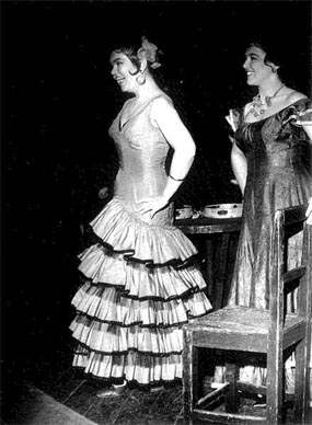 Ruža Pospiš (Carmen) i Nada Siriščević (Frasquita) – Georges Bizet, Carmen. HNK u Zagrebu, 1965.