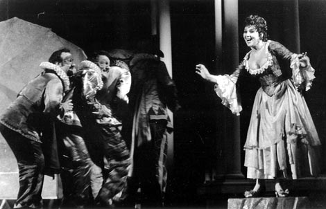 Nada Siriščević (Zerbinetta) i četiri lakrdijaša – Richard Strauss, Arijadna na Naxosu, HNK u Zagrebu, premijera 1977.