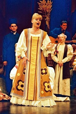 Olga Šober (Lizinka) i Zbor Opere – Ivan pl. Zajc, Lizinka, Narodno kazalište „Ivan Zajc“, Rijeka, 1989.