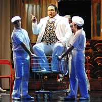 Kiril Manolov (Dandini) i Muški zbor Opere; HNK u Zagrebu, Gioachino Rossini, Pepeljuga, red. Peter Pawlik, foto: Saša Novković