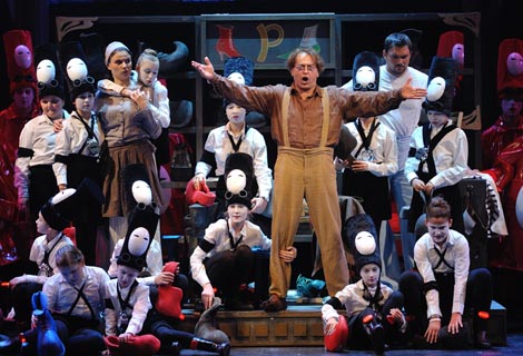 Helena Lucić Šego (Mintje), Vitomir Marof (Piet), Dječji zbor Zvjezdice i Zbor Opere; Hrvatsko narodno kazalište u Zagrebu: Blagoje Bersa, Postolar od Delfta, dir. Ivan Josip Skender, red. Krešimir Dolenčić, foto: Vjekoslav Skledar