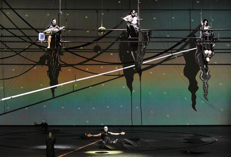 Karsten Mewes (Alberich), Katharina Göres (Woglinde), Anne-Theresa Møller (Wellgunde), Andrea Szántó (Floßhilde); Nacionalno kazalište u Mannheimu (Nationaltheater Mannheim): Richard Wagner, Rajnino zlato, dir. Dan Ettinger, red. Achim Freyer, foto: H. J. Michel