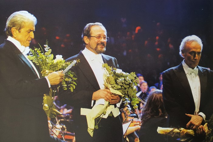 Ruggero Raimondi, Ivica Šarić i José Carreras  na koncertu u sjećanje Vjekoslavu Šuteju, Zagreb 2008