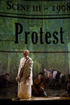 The Metropolitan Opera, New York: Philip Glass, Satyagraha, dir. Dante Anzolini, red. Phelim McDermott, foto: Ken Howard / Metropolitan Opera