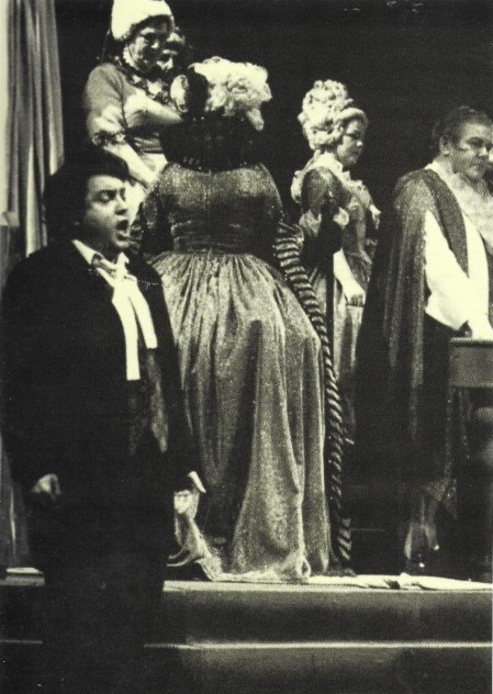 Viktor Bušljeta (Chénier) i zbor Opere, Umberto Giordano, <em>Andrea Chénier</em>, HNK Split, 1980. 