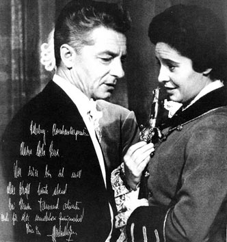 Sena Jurinac i dirigent Herbert von Karajan koji joj je u posveti napisao: Salzburg, Rosenkavalierpremiere, Meine liebe Sena, Wie immer bin ich mit aller Kraft heute Abend bei Ihnen, Tausend schönsten Dank für die wunderbare Zusammenarbeit, Ihr Herbert von Karajan (Draga moja Seno. Kao uvijek svim sam svojim silama s Vama večeras. Tisuću puta najljepša hvala za prekrasan zajednički rad. Vaš Herbert von Karajan)