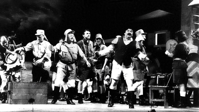 Sotir Spasevski (Sulpice), Janez Lotrič (Tonio) i zbor Opere na premijeri opere <em>Kći pukovnije</em> Gaetana Donizettija u HNK-u u Zagrebu 1998.