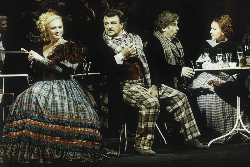 Lidija Horvat-Dunjko (Musetta), Sotir Spasevski (Marcello), Branko Robinšak (Rodolfo), Vlatka Oršanić (Mimì), Ivica Trubić (Colline) na obnovi <em>La Bohème</em> u HNK-u u Zagrebu, 2002. 