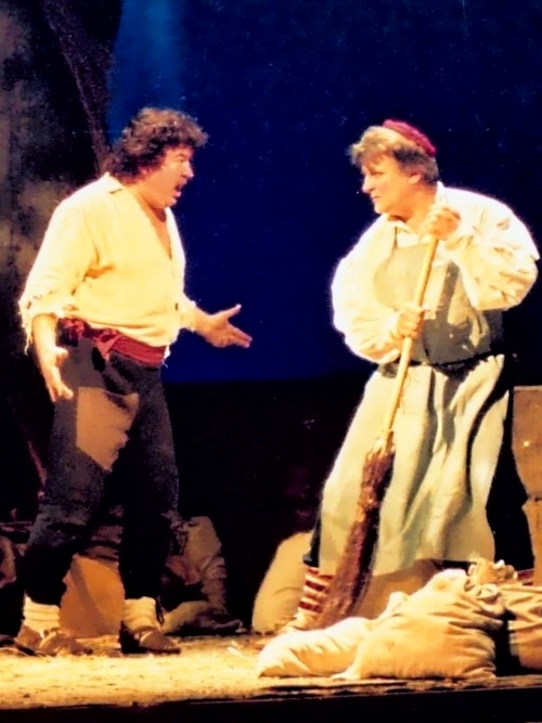 Janez Lotrič (Mića) i Sotir Spasevski (Sima) na obnovi <em>Ere s onoga svijeta</em> Jakova Gotovca u HNK-u u Zagrebu 2002.