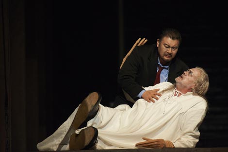 Attila Jun (Hagen), Michaela Ebbeckea (Alberich); Oper Stuttgart, dir. Marc Soustrot, red. Peter Konwitschny, foto: Martin Sigmund