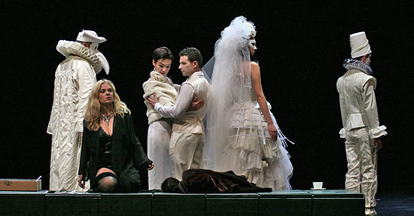 Margareta Klobučar (Violetta Valery), članovi zbora; HNK Ivana pl. Zajca u Rijeci, Giuseppe Verdi, Traviata, dir. Nikša Bareza, red Janusz Kica