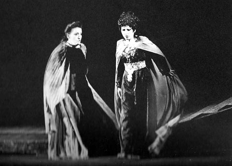 Dunja Vejzović (Adalgisa) i Veneta Janeva Iveljić (Norma) – Vincenzo Bellini, Norma, HNK u Zagrebu, 1984.
