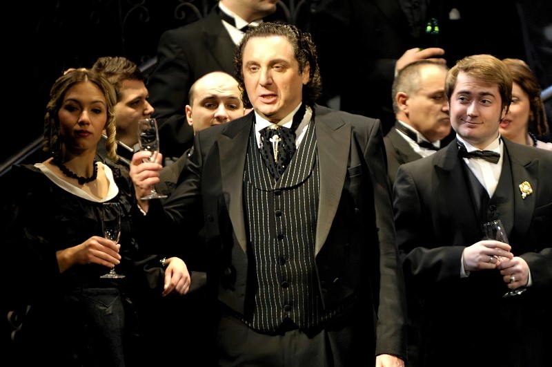 Miljenko Đuran kao Alfredo i zbor opere, Giuseppe Verdi <em>Traviata</em>, HNK u Osijeku, 2010. 
