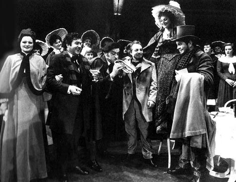 Mirella Toić (Mimì), Viktor Bušljeta (Rodolfo), Marino Sfiligoi (Schaunard), Ferruccio Manzin (Marcello), Jadranka Bijelić (Musetta), Dinko Lupi (Colline) i Zbor Opere – Giacomo Puccini, La Bohème, Narodno kazalište „Ivan Zajc“, Rijeka, 1980.