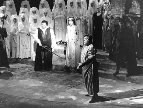 Viktor Bušljeta (Manrico), Veneta Janeva Iveljić (Leonora), Ferdinand Radovan (Grof Luna) i Zbor Opere – Giuseppe Verdi, Trubadur, HNK u Zagrebu, premijera 1985., foto: Vladimir Pondelak