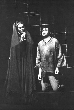 Helga Pilarczyk (Majka) i Vladimir Ruždjak (Zatočenik); Luigi Dallapiccola, Zatočenik, Hamburška državna opera, 1963.