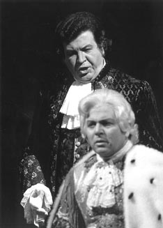 Vladimir Ruždjak (Grof Anckarström) i Stojan Stojanov (Gustav III.) – Giuseppe Verdi, Krabuljni ples, HNK u Zagrebu, 1975., foto: Robert Valai