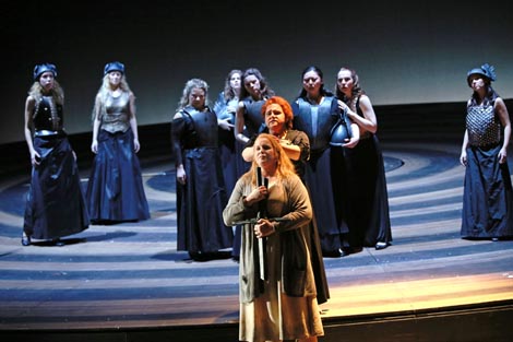 Dara Hobbs (Sieglinde), Rebecca Teem (Brünnhilde); Opera u Frankfurtu: Richard Wagner, Walküra, dir. Sebastian Weigle, red. Vera Nemirova, foto: Wolfgang Runkel