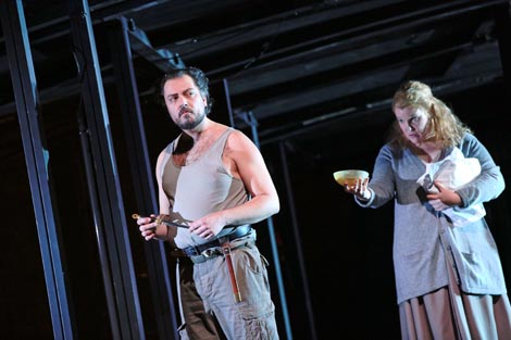 Ante Jerkunica (Hunding), Dara Hobbs (Sieglinde); Opera u Frankfurtu: Richard Wagner, Walküra, dir. Sebastian Weigle, red. Vera Nemirova, foto: Wolfgang Runkel