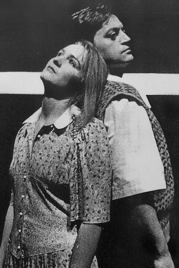 Lidija Horvat (Sophie Scholl, sopran) i Vitomir Marof (Hans Scholl, tenor) u komornoj operi <em>Weiße Rose</em> (<em>Bijela ruža</em>) Uda Zimmermanna na premijeri u SNG-u u Mariboru, 1991.