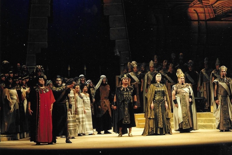 Ivanka Boljkovac (Aida), Vitomir Marof (Amonasro), Janez Lotrič (Radames), Nelli Manuilenko (Amneris), Tomislav Neralić (Ramfis), Marijan Jurišić (Kralj) i zbor Opere, Giuseppe Verdi, <em>Aida</em>. HNK u Zagrebu 1998.