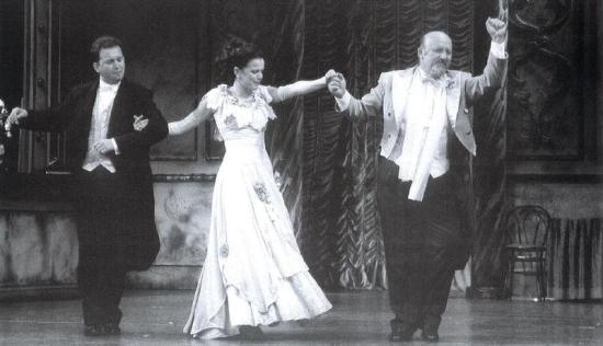 Narodno pozorište Sarajevo: Emerich Kálmán: Kneginja čardaša, premijera 18. rujna 2002. Dirigent: Ognjen Bomoštar, redatelj: Krunoslav Cigoj; Jasmin Bašić (Grof Boni Cancsianu), Sandra Bagarić (Sylva Varescu) i Krunoslav Cigoj (Feri pl. Kerekes) 