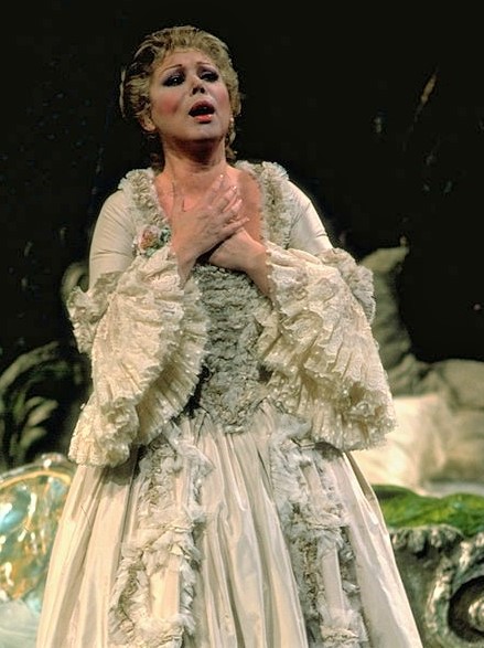 Mirella Freni u naslovnoj ulozi u Puccinijevoj operi <em>Manon Lescaut</em>, Metropolitan Opera