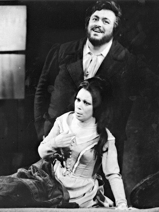 Luciano Pavarotti kao Rodolfo i Mirella Freni kao Mimi, Giacomo Puccini<em>La Boheme</em>, Salzburg 1976.