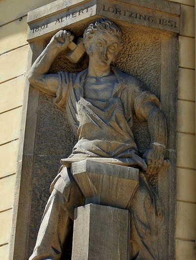 Reljef Oružara na kući Alberta Lortzinga, kipara Franza Barwiga. 