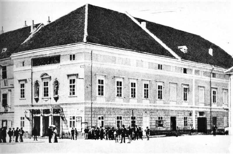 Stankovićev teatar, fotografija iz 1890. (Zgrada otvorena 4. listopada 1834., a prenamjena u administrativni prostor nakon otvaranja zgrade HNK-a, 1895.)
