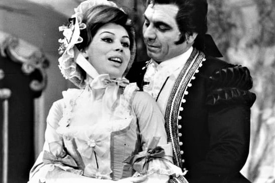  Mirella Freni kao Susanna i Geraint Evans kao Figaro u Mozartovoj operi <em>Figarov pir</em>, Royal Opera House, Covent Garden, London, 1963. 