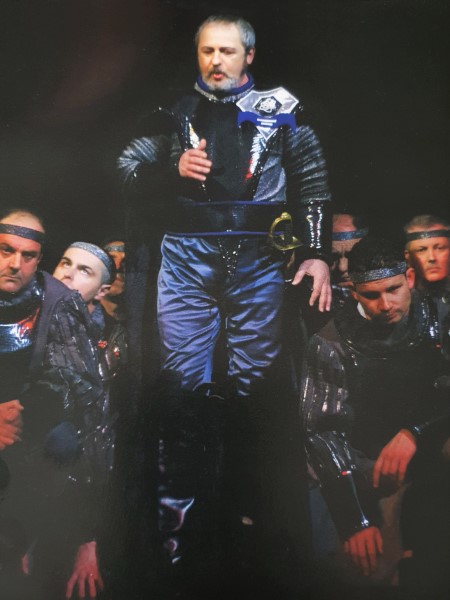 Ivica Šarić (Ferrando) i zbor Opere, Giuseppe Verdi <em>Trubadur</em>, HNK Ivana pl. Zajca, Rijeka, sezona 2004./2005.